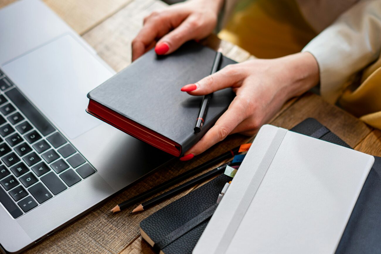 Frau mit Büchern und Laptop